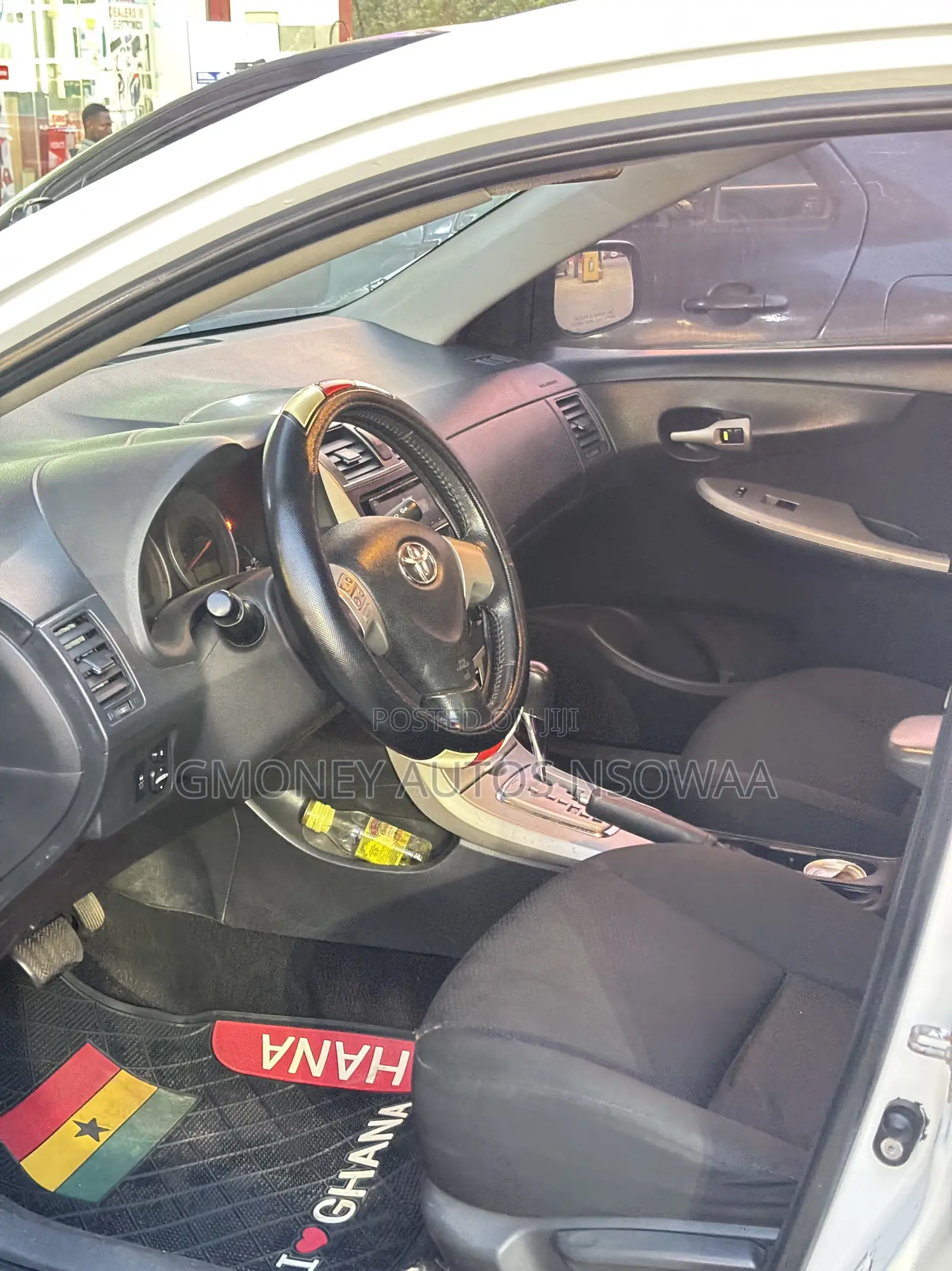 Toyota Corolla Base 4dr Sedan (1.8L 4cyl 5M) 2010 White