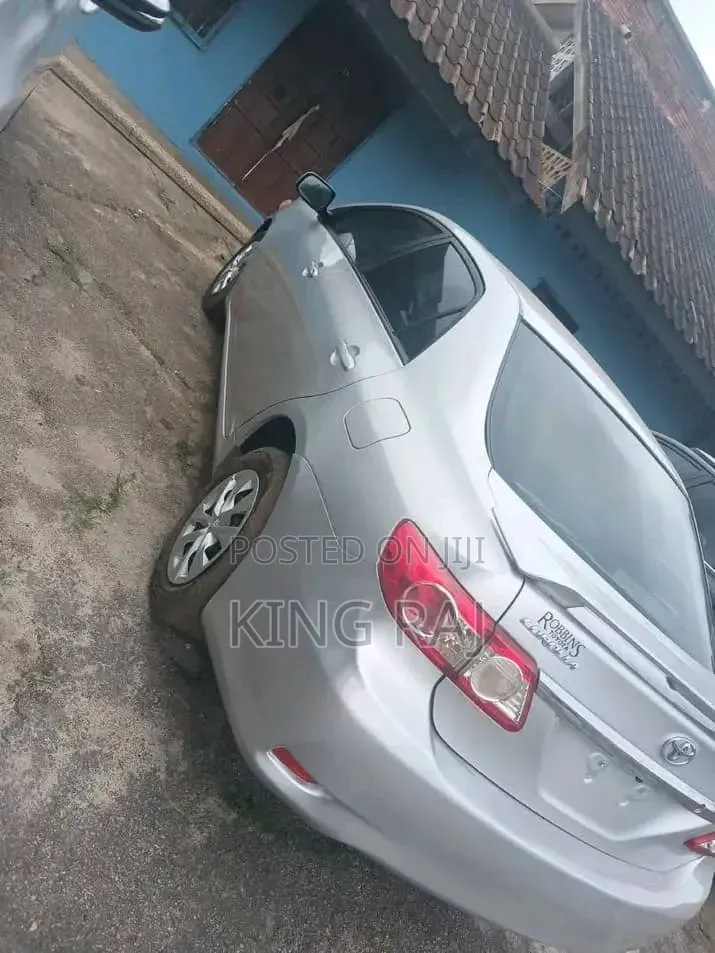 Toyota Corolla LE 4dr Sedan (1.8L 4cyl 4A) 2012 Silver