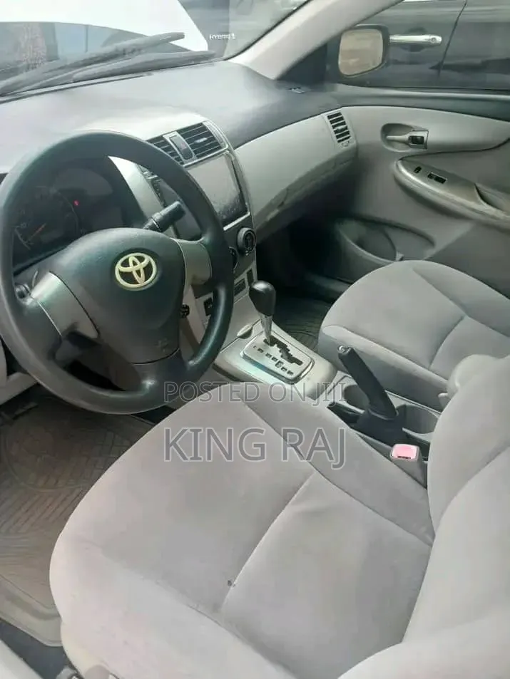 Toyota Corolla LE 4dr Sedan (1.8L 4cyl 4A) 2012 Silver
