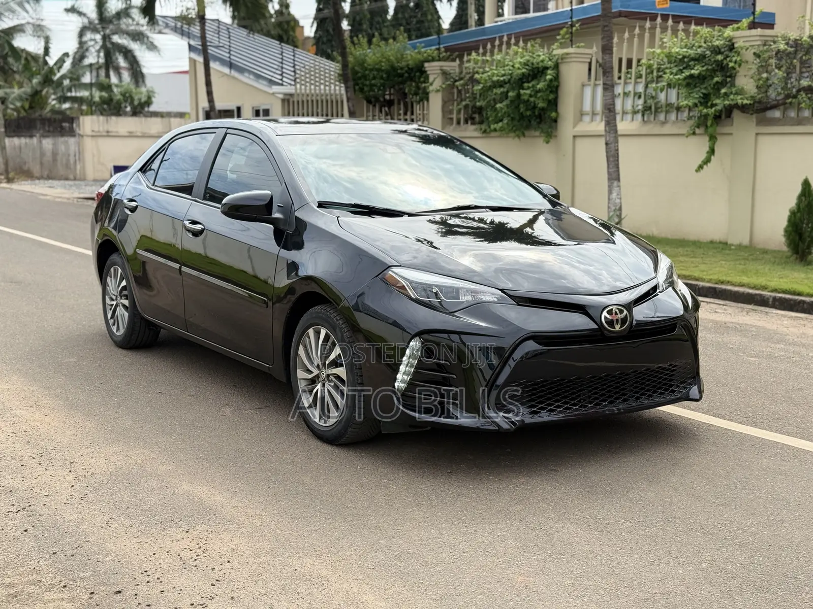 Toyota Corolla XLE (1.8L 4cyl 2A) 2018 Black