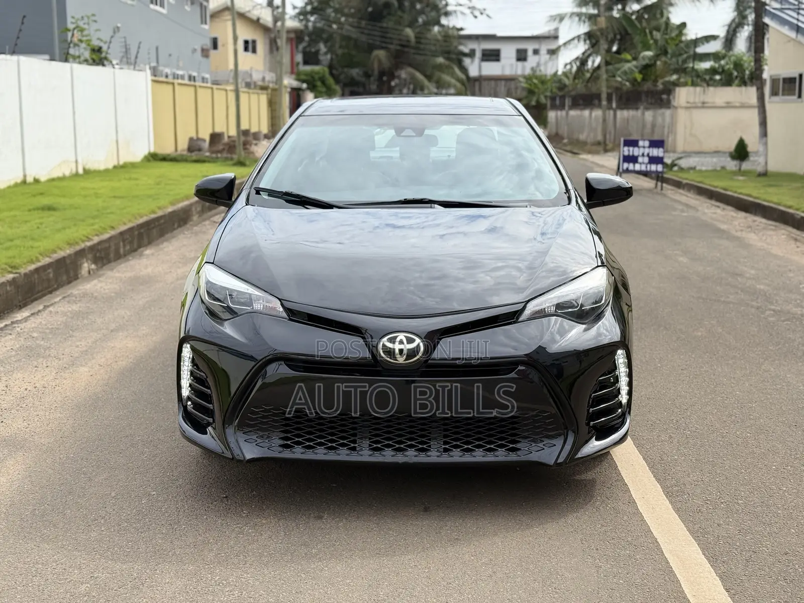 Toyota Corolla XLE (1.8L 4cyl 2A) 2018 Black