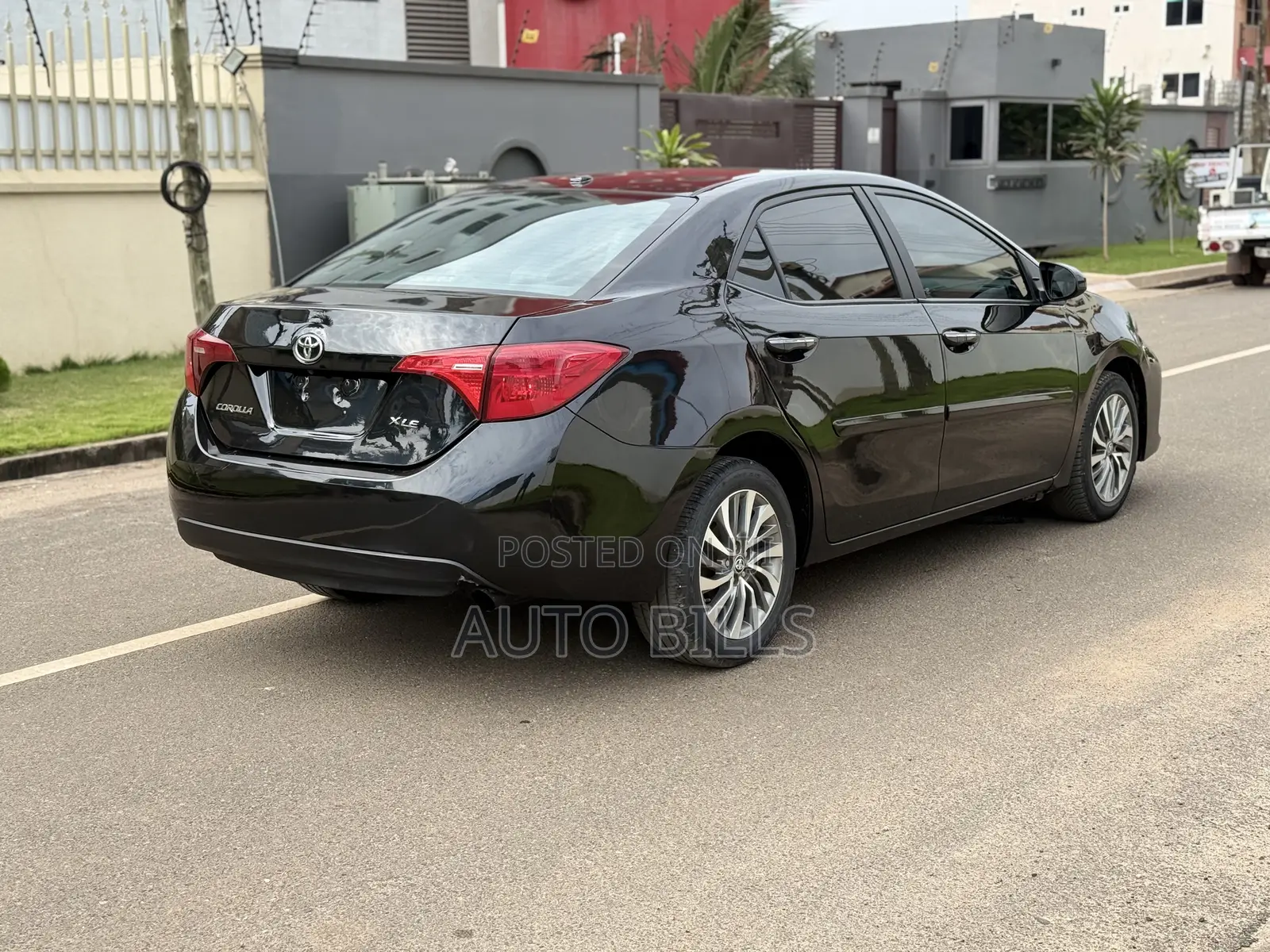 Toyota Corolla XLE (1.8L 4cyl 2A) 2018 Black