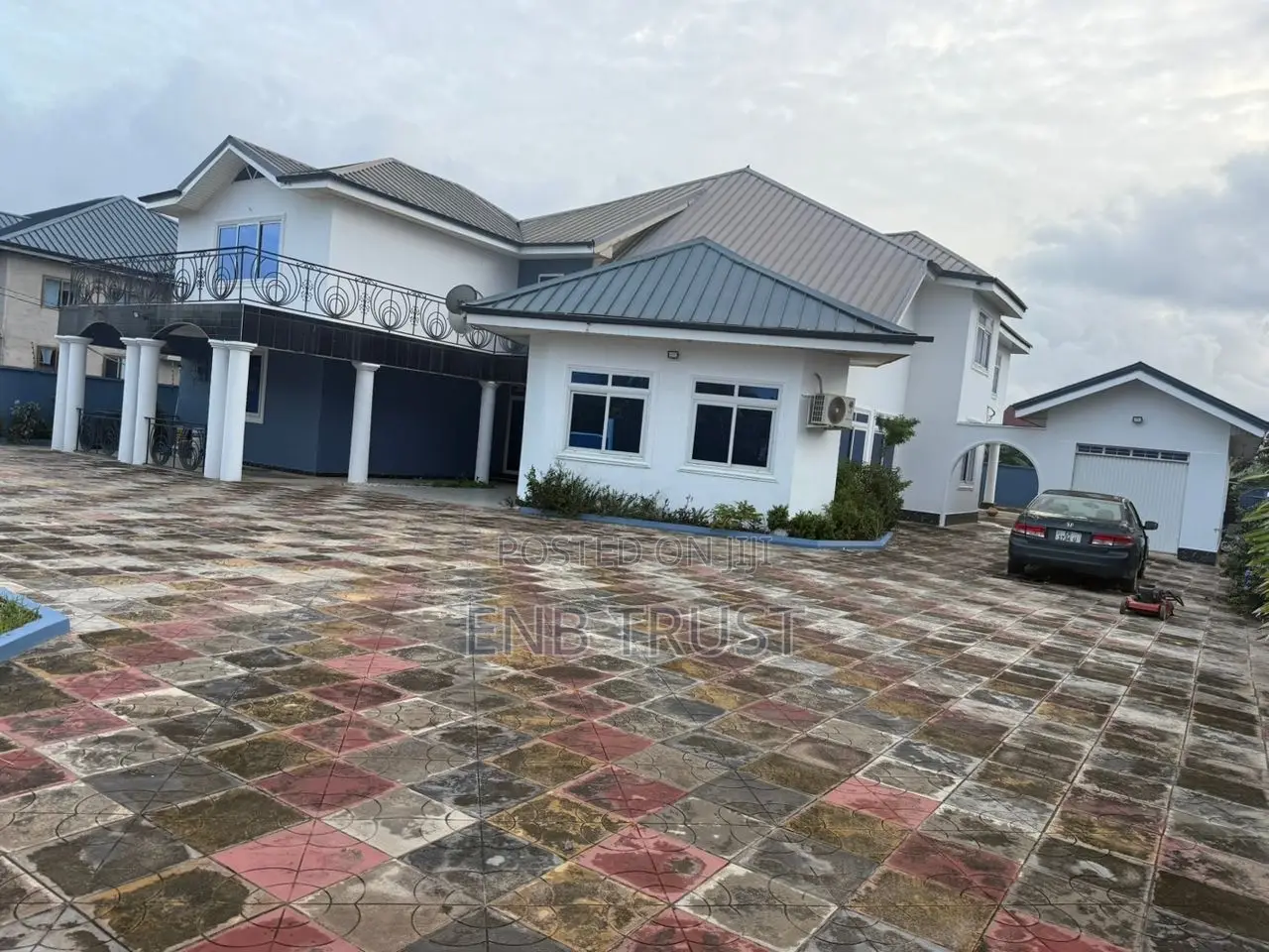 8bdrm Duplex in Haatso, Ga East Municipal for sale