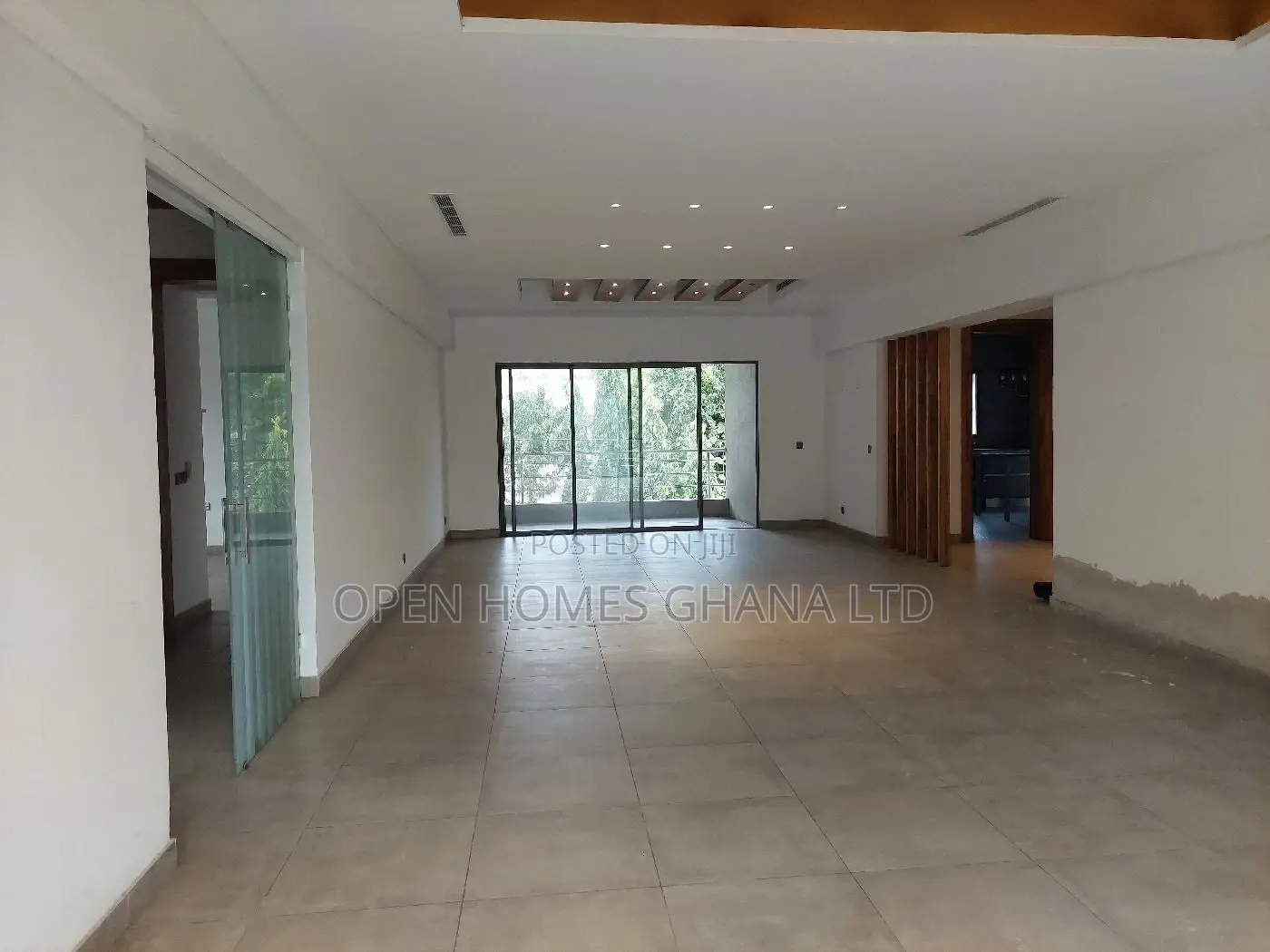 3bdrm Apartment in Coffee Shop Area for rent