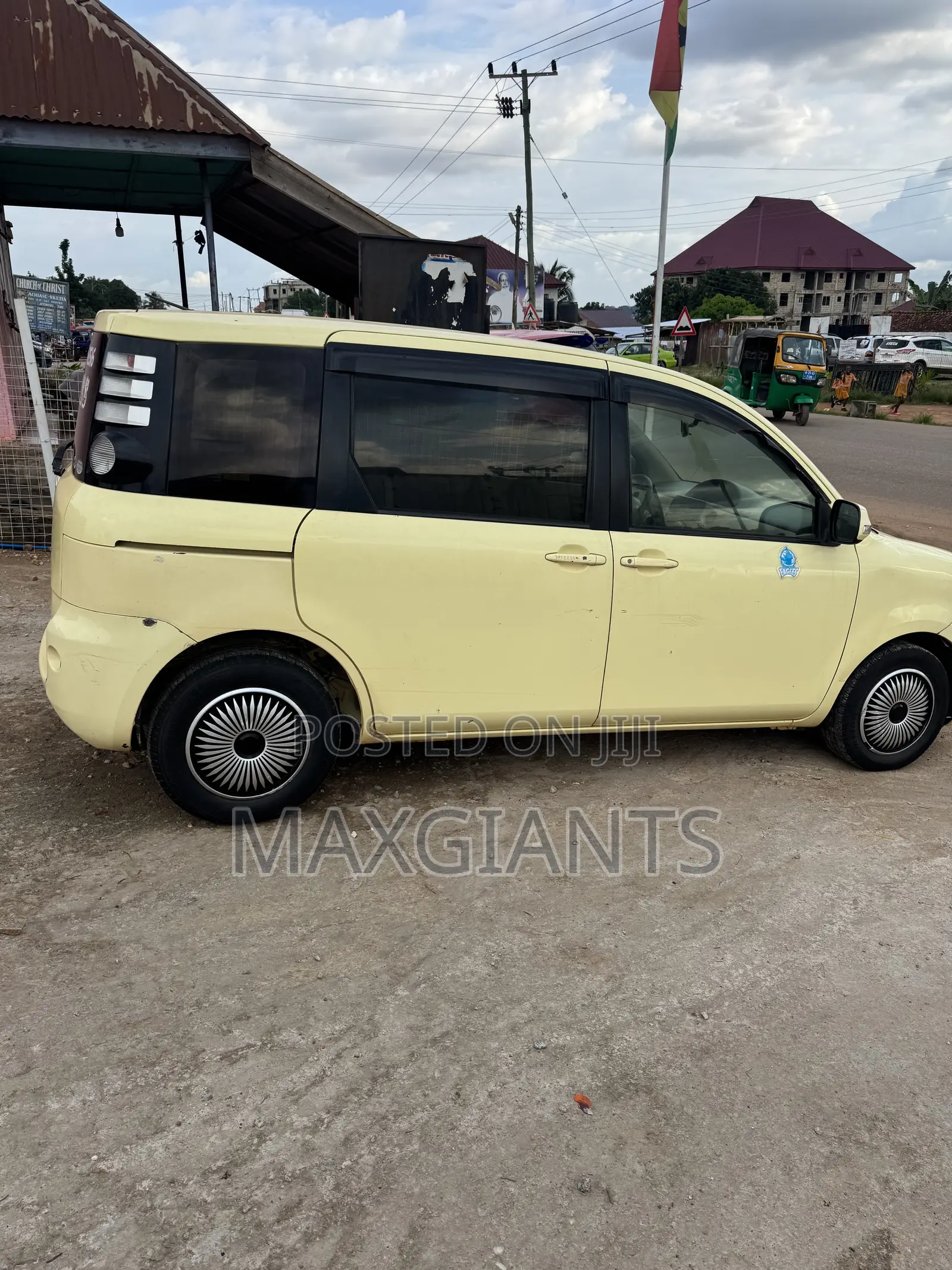 Toyota Sienta 2005 Yellow