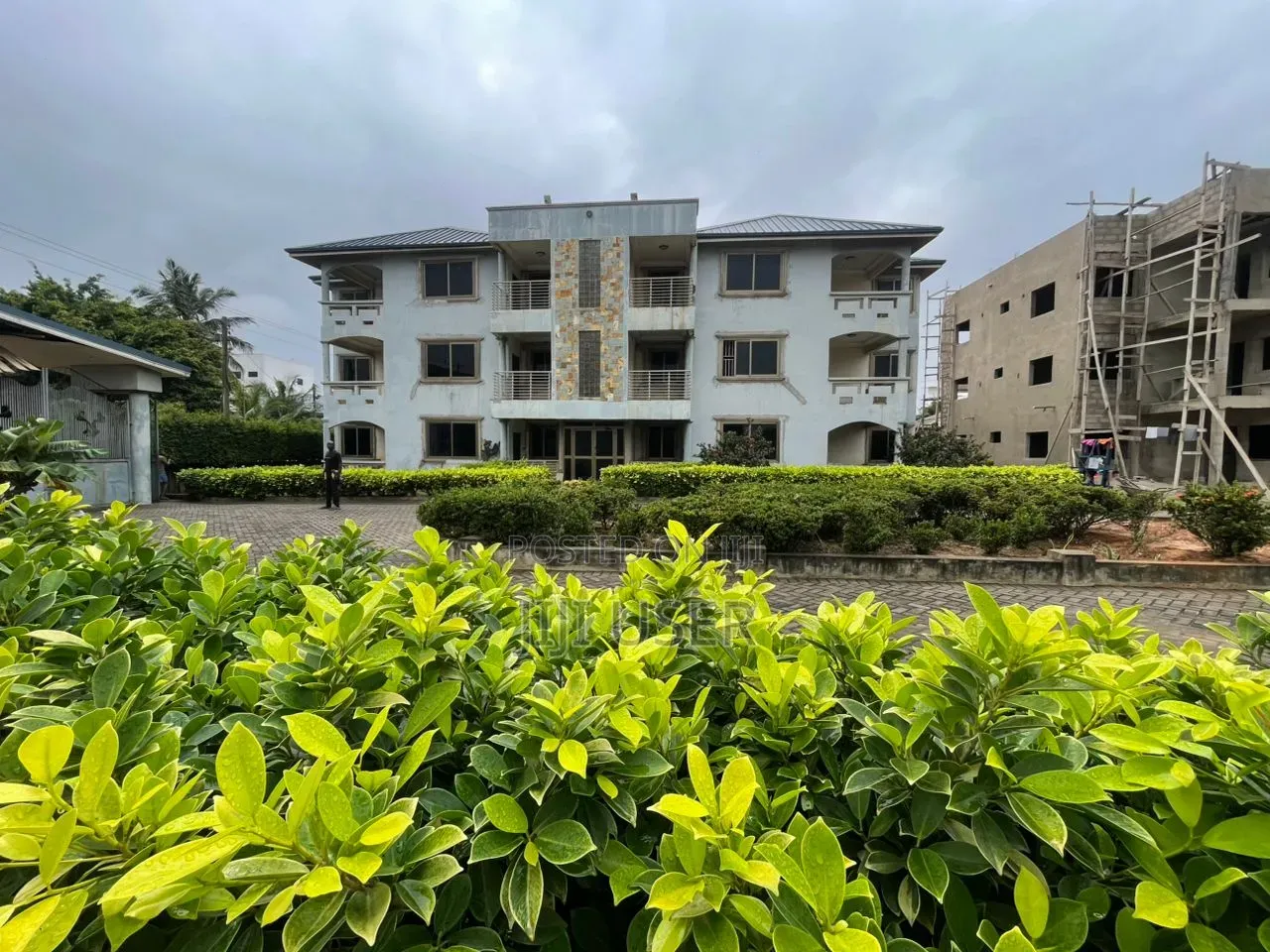 20bdrm House in 69, Police Station for sale