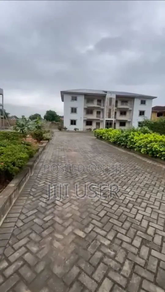 20bdrm House in 69, Police Station for sale