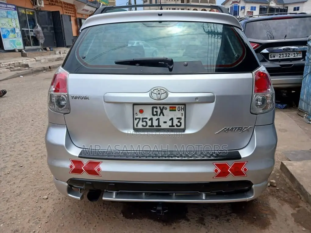 Toyota Matrix Hatchback FWD (1.8L 4cyl 5M) 2010 Silver