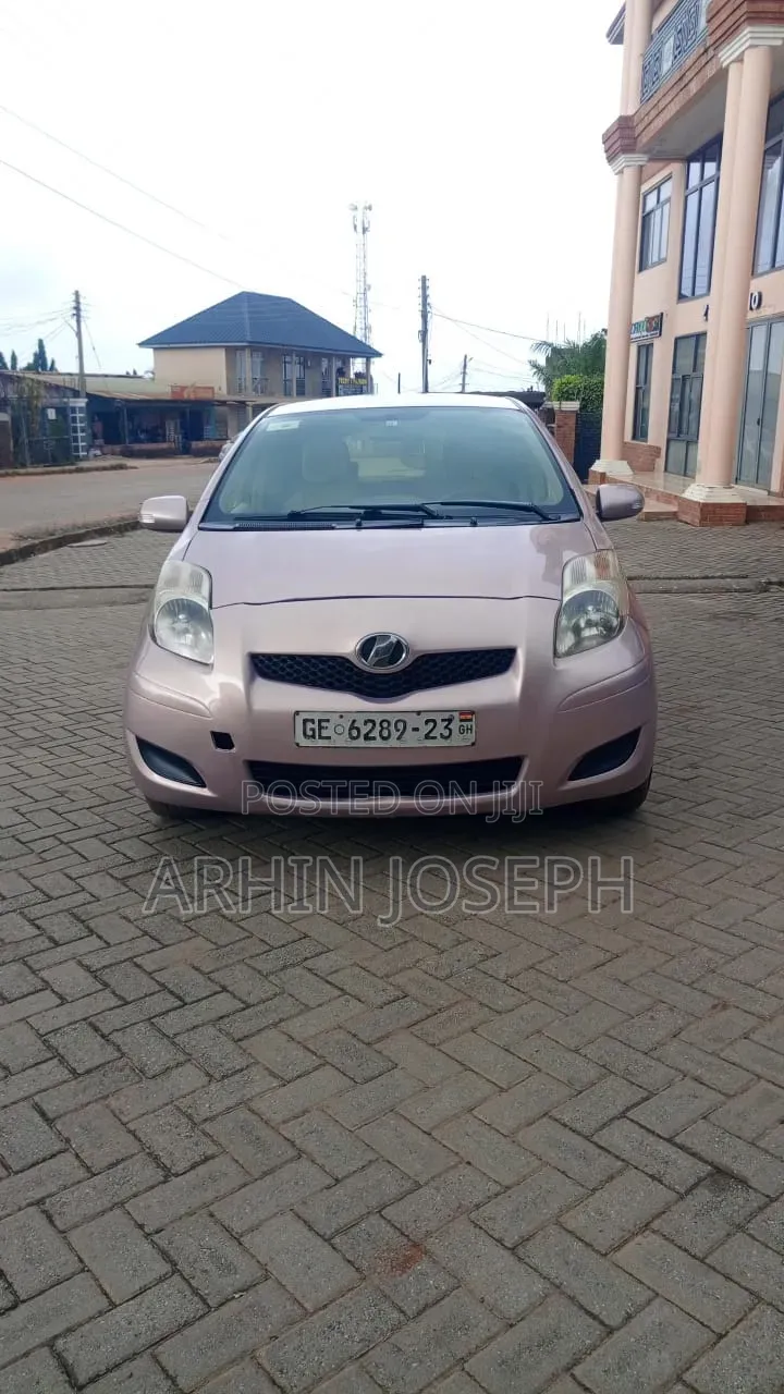 Toyota Vitz 2010 Silver