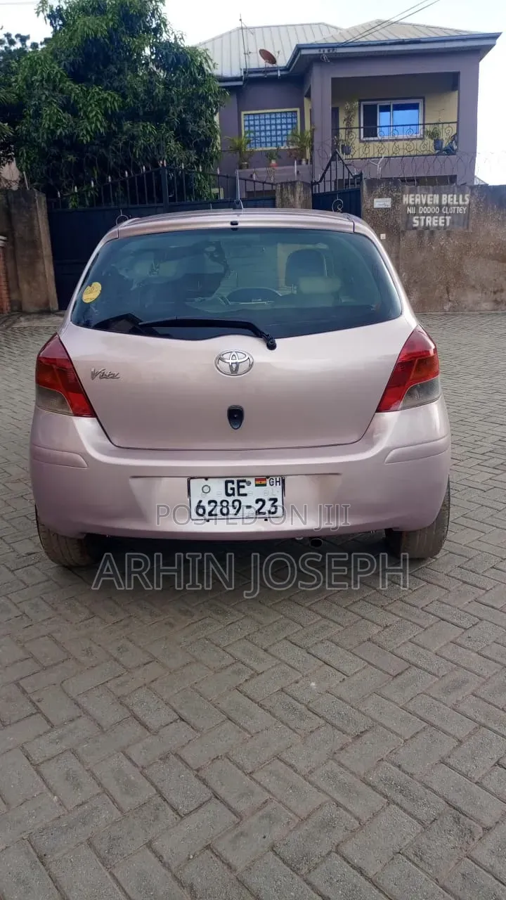 Toyota Vitz 2010 Silver