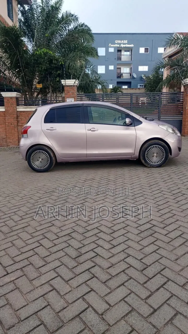 Toyota Vitz 2010 Silver