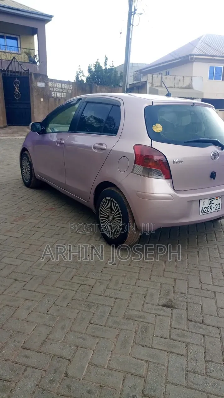 Toyota Vitz 2010 Silver