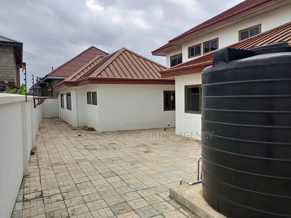 5bdrm House in Mataheko, Tema Metropolitan for rent