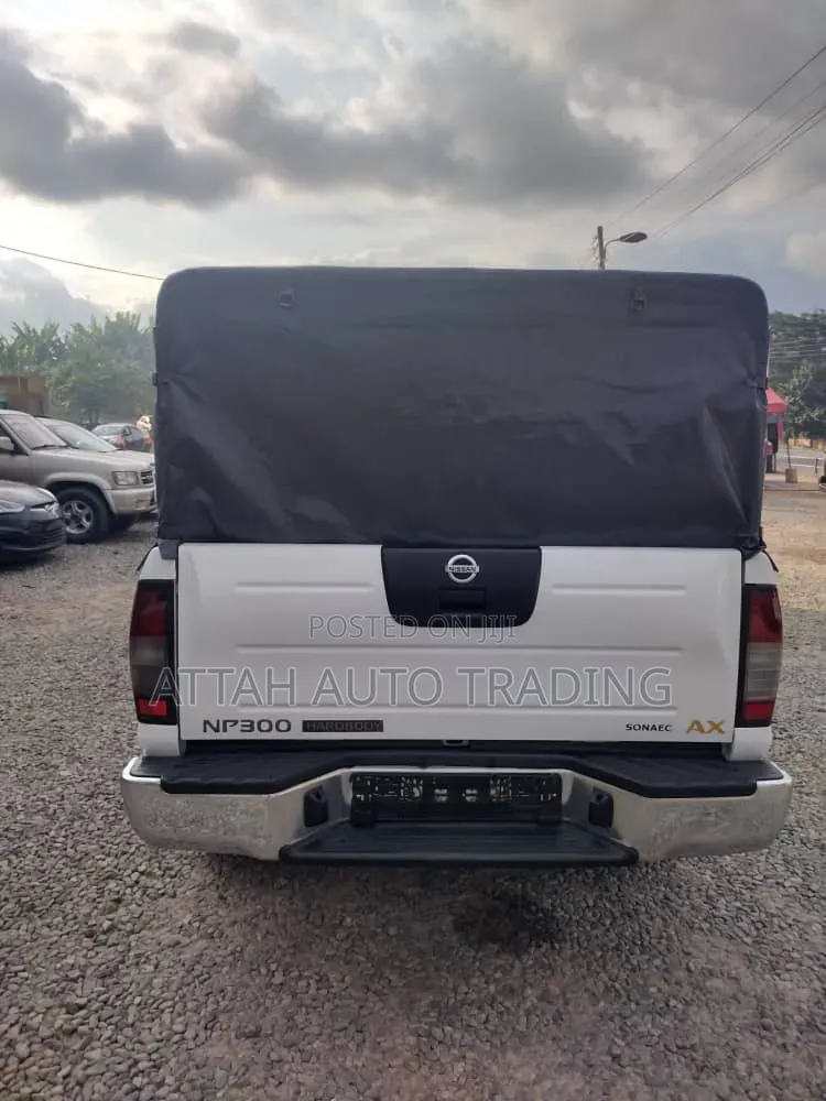 Nissan Hardbody 2014 White