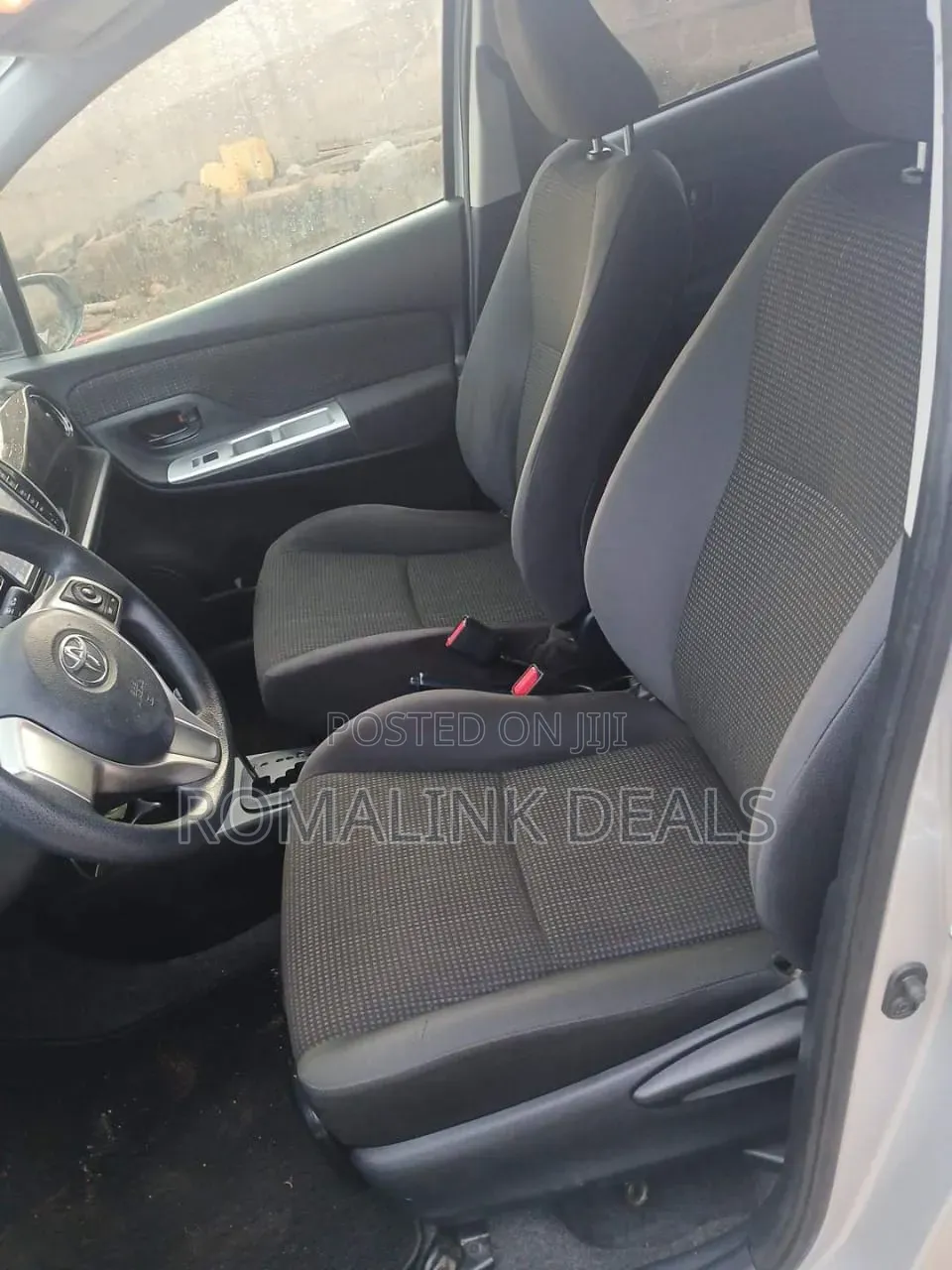 Toyota Vitz 2015 Silver