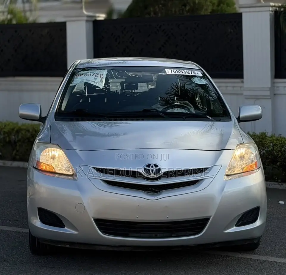 Toyota Yaris Base Sedan 4dr 2010 Silver