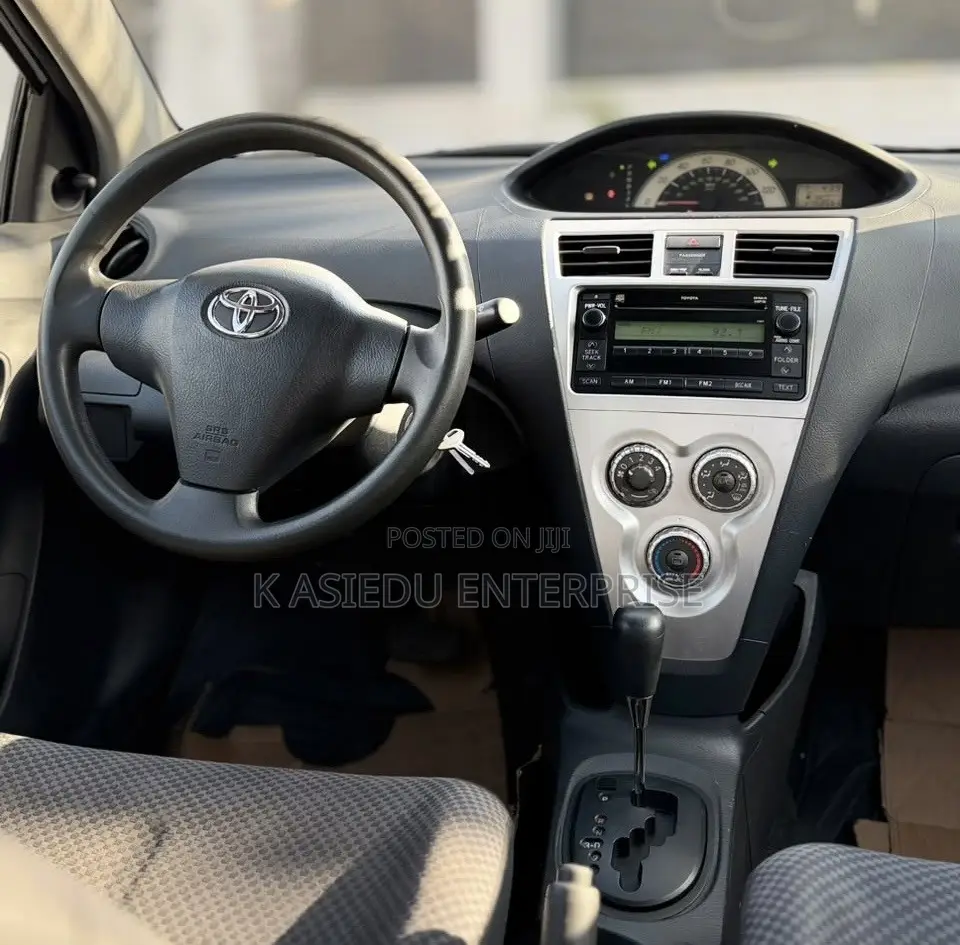 Toyota Yaris Base Sedan 4dr 2010 Silver