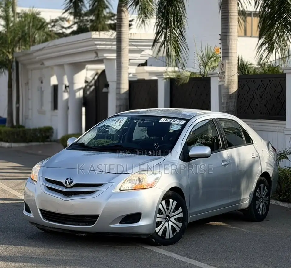 Toyota Yaris Base Sedan 4dr 2010 Silver