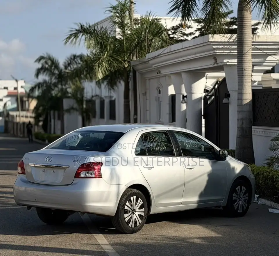 Toyota Yaris Base Sedan 4dr 2010 Silver