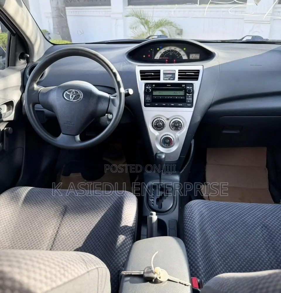 Toyota Yaris Base Sedan 4dr 2010 Silver