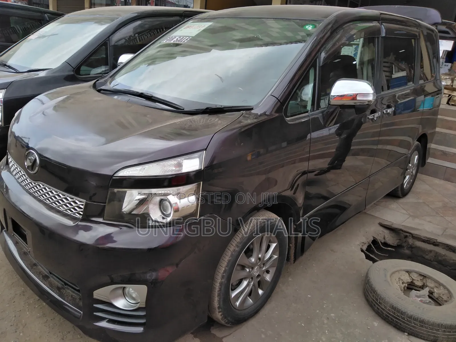 Toyota Voxy V 4WD 8-Seater 2012 Brown
