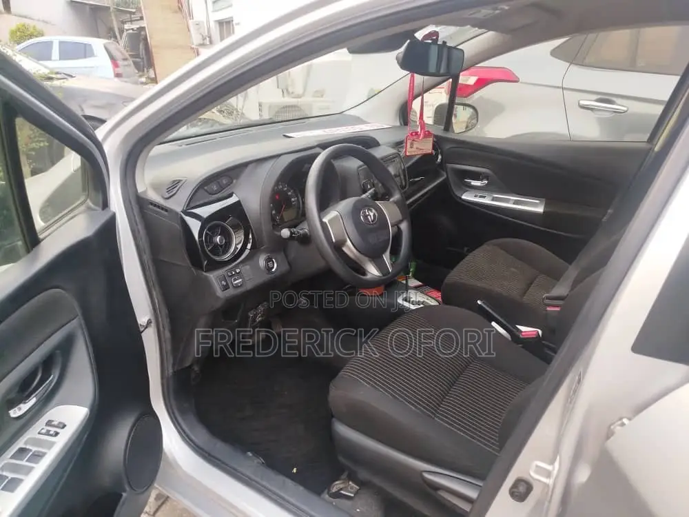 Toyota Vitz 1.5 FWD 5dr 2016 Silver