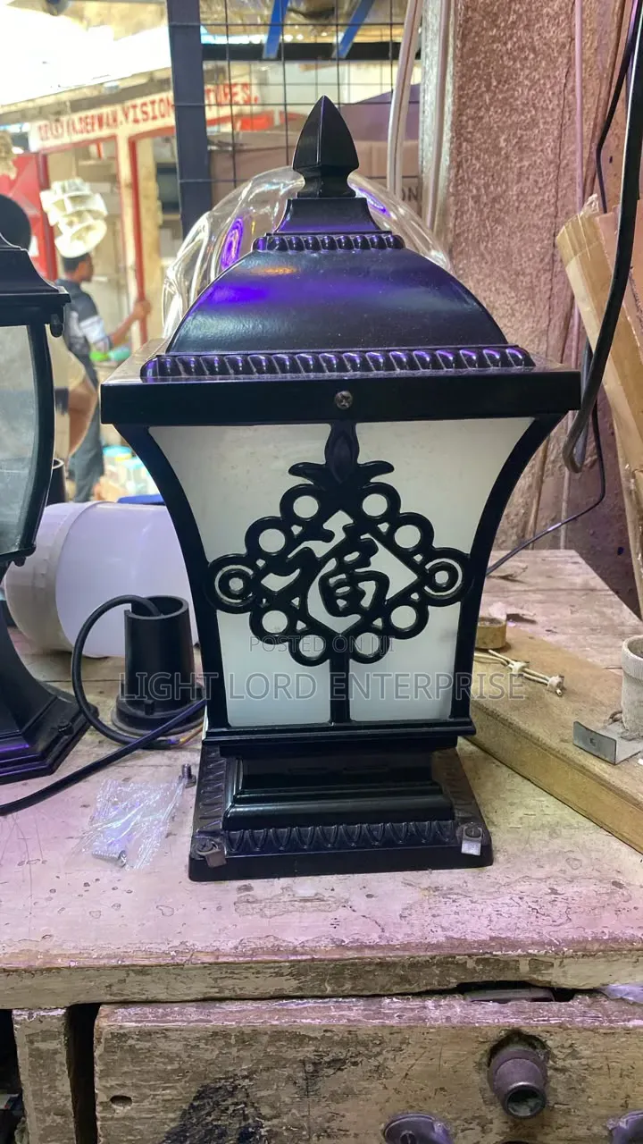 Top Pilar Gate Light