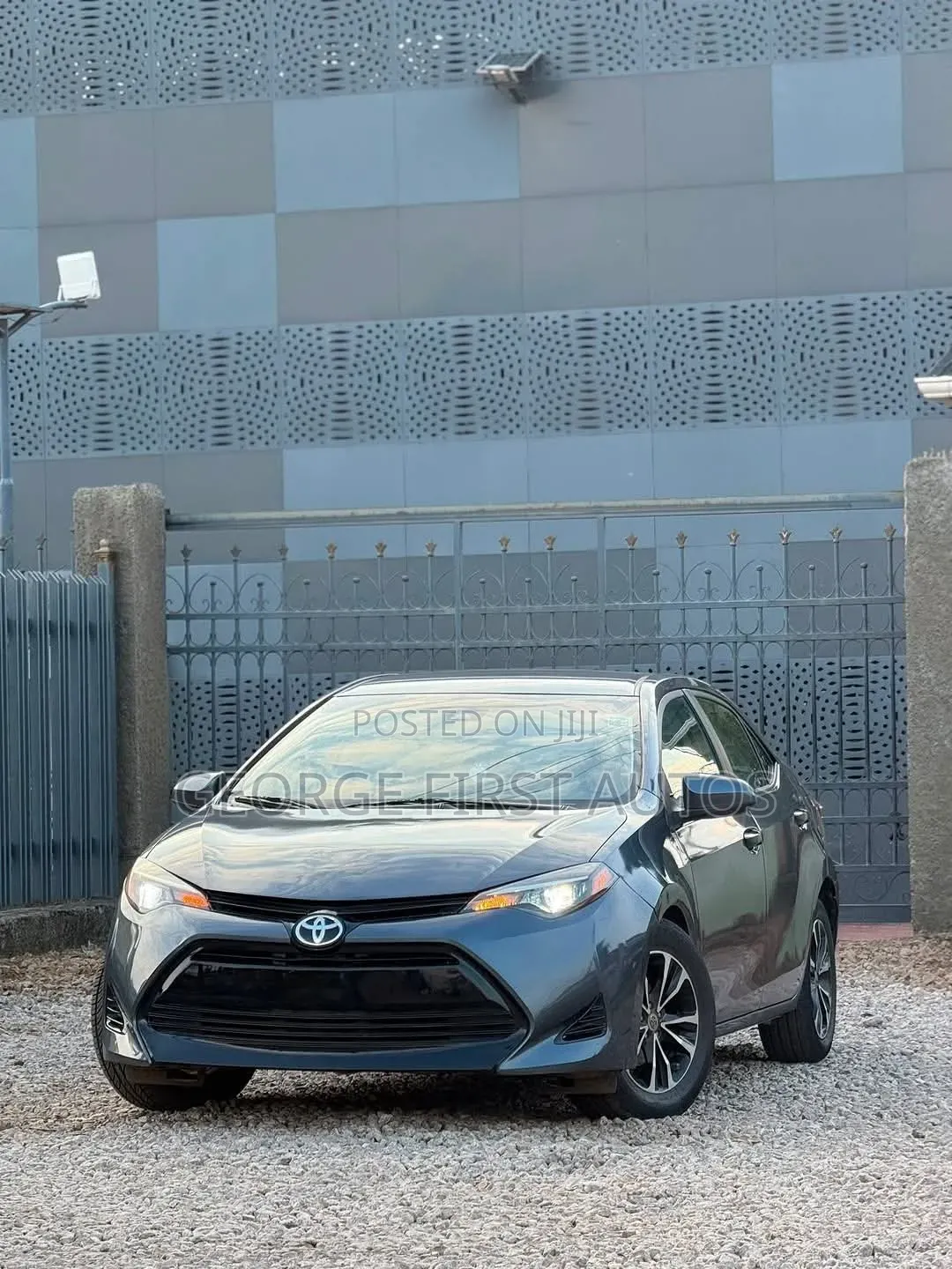 Toyota Corolla LE (1.8L 4cyl 2A) 2018 Gray