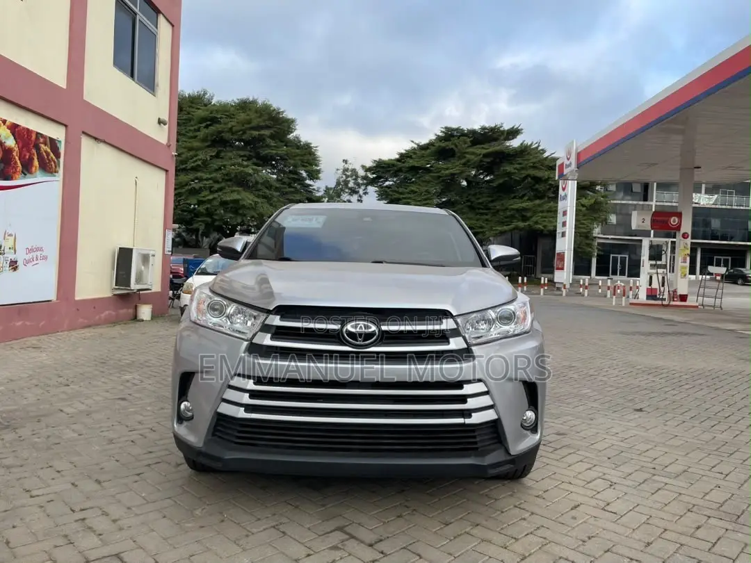 Toyota Highlander LE Plus 2019 Silver