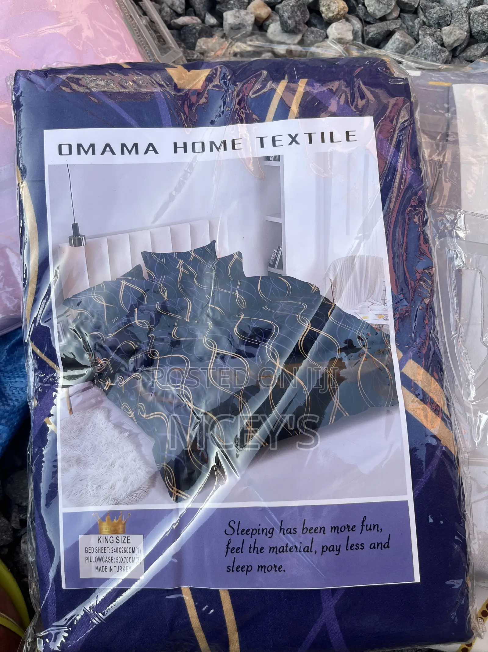 1 King Size Bedsheet (240x260cm) 3 Pillows Cases (50x70cm)