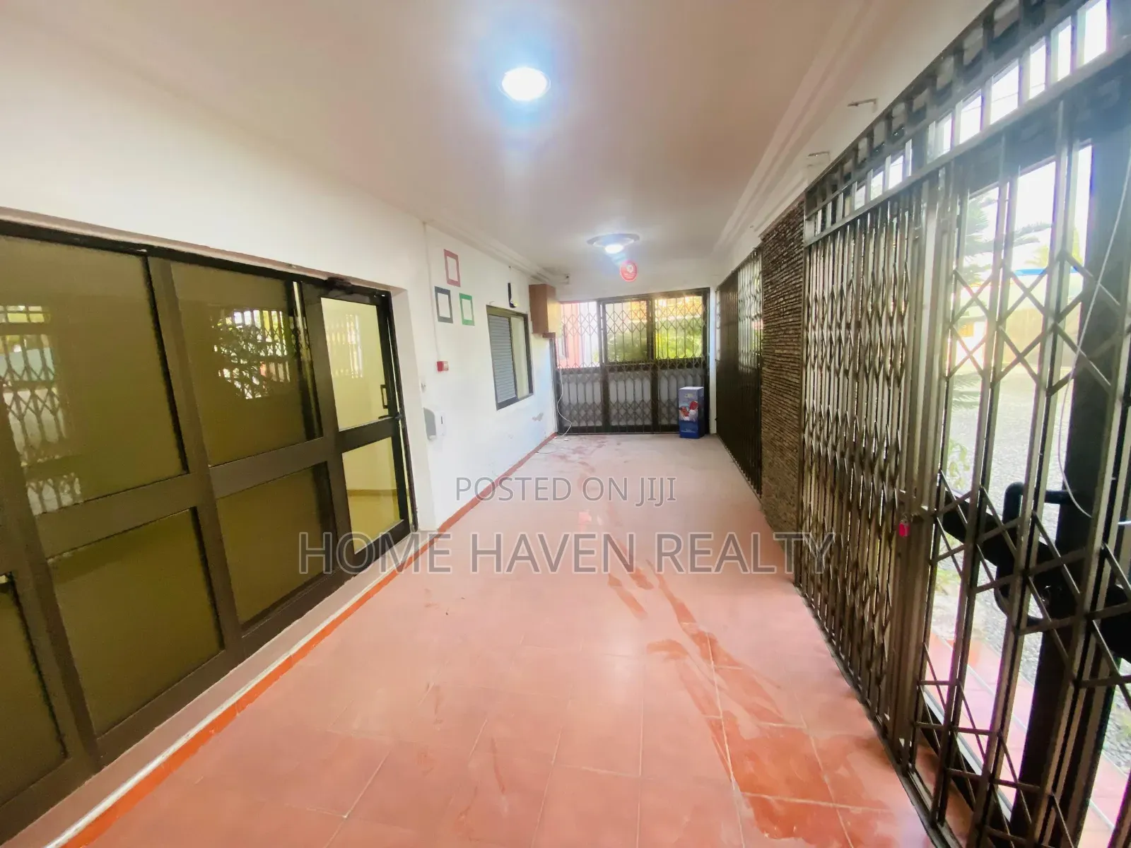 11bdrm House in Dzorwulu for rent