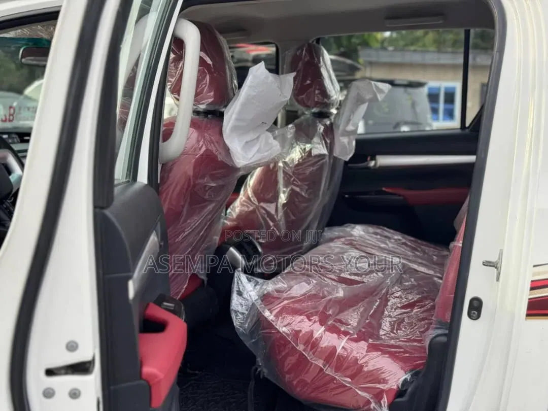 Toyota Hilux 2022 White
