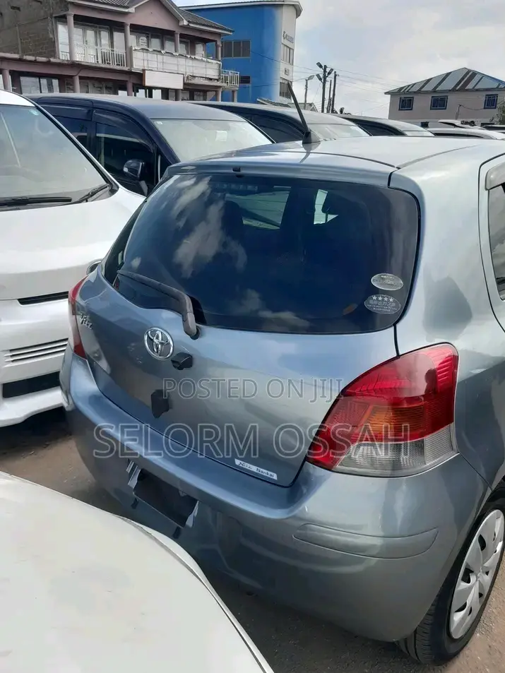 Toyota Vitz 2010 Silver