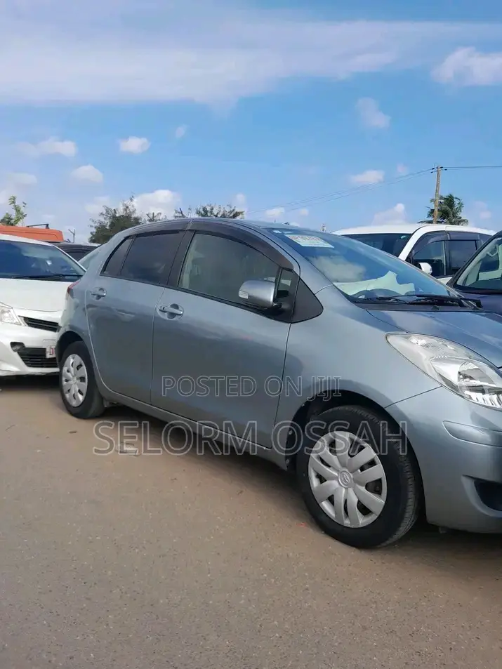 Toyota Vitz 2010 Silver