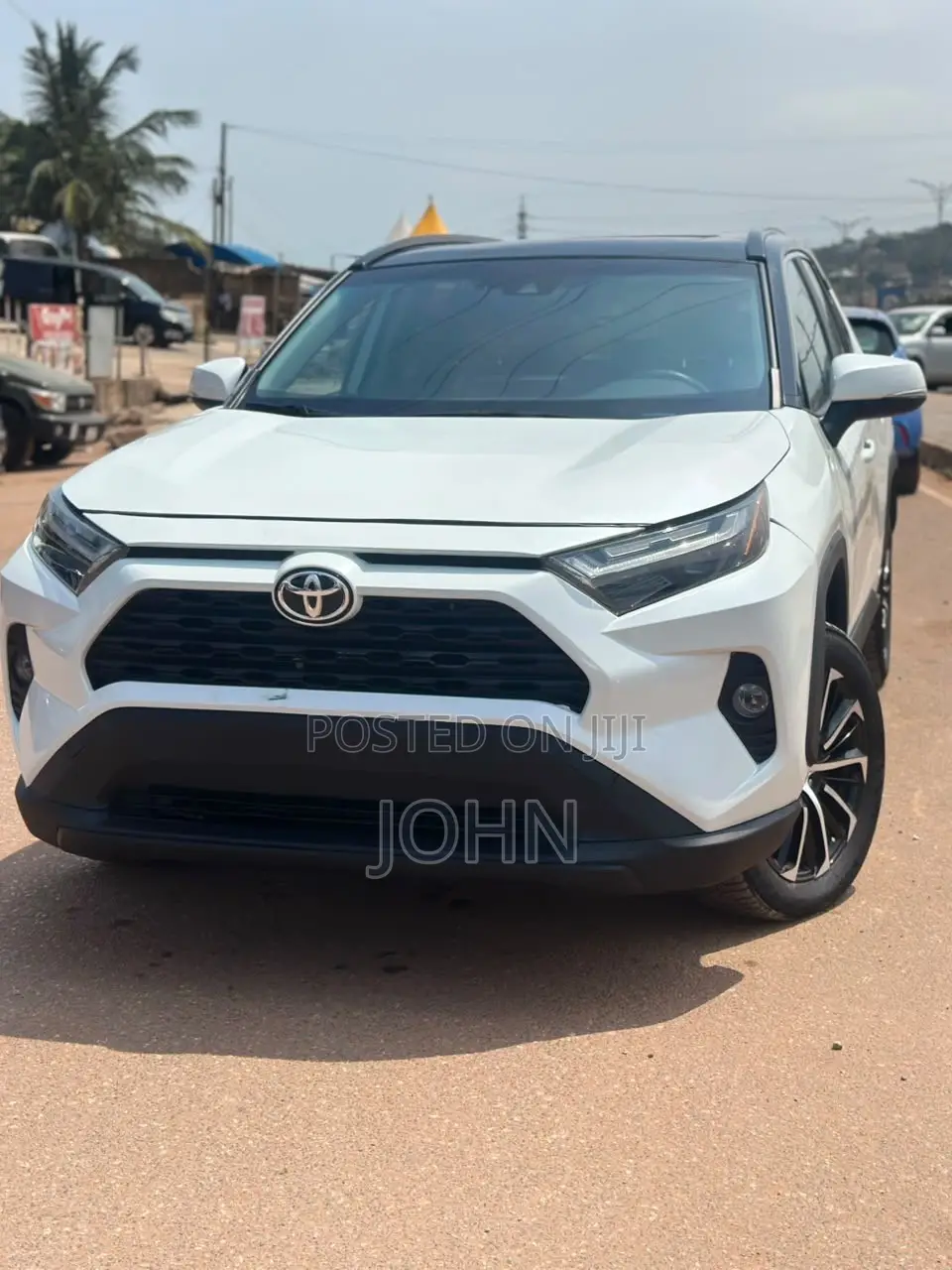 Toyota RAV4 XLE 2025 White