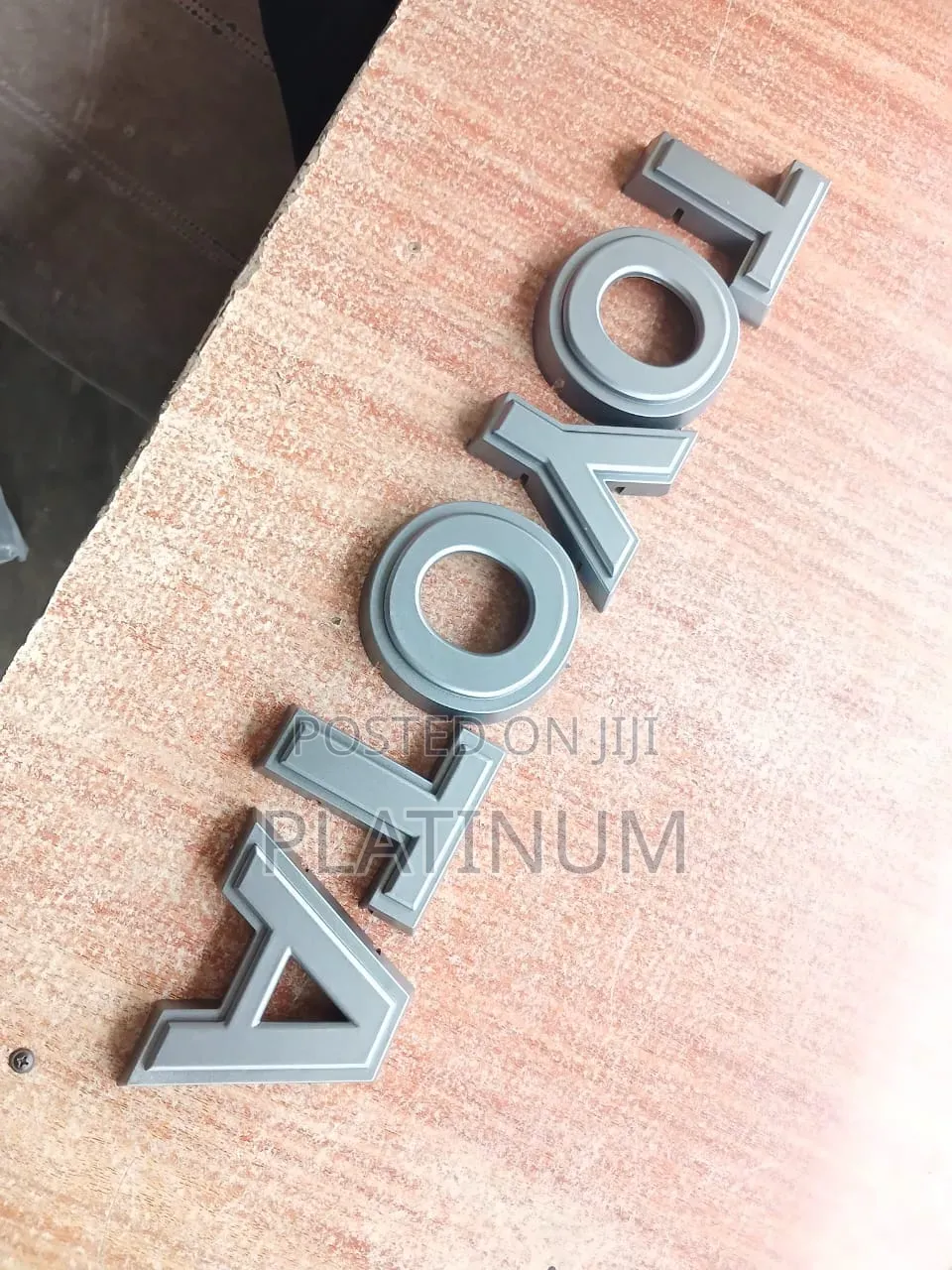 Toyota Tundra Emblem 2022-2025