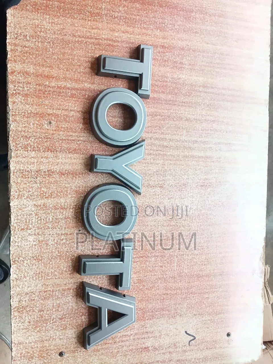 Toyota Tundra Emblem 2022-2025