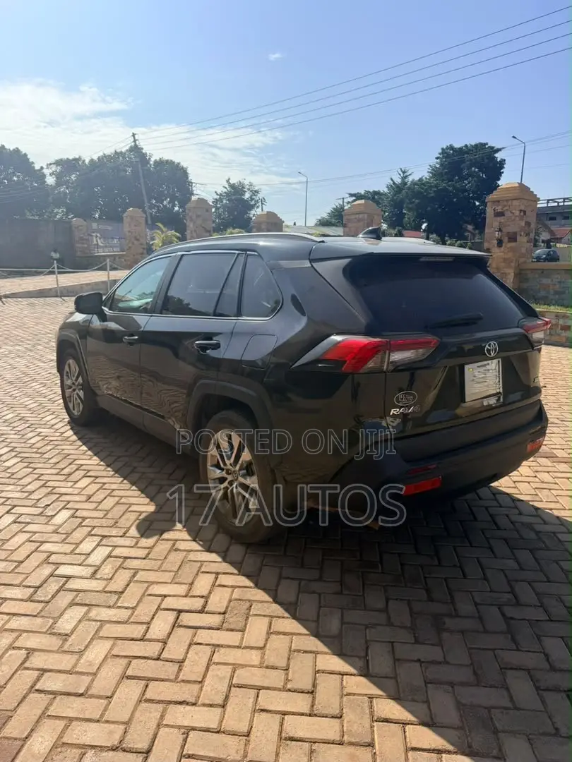 Toyota RAV4 XLE 2021 Black
