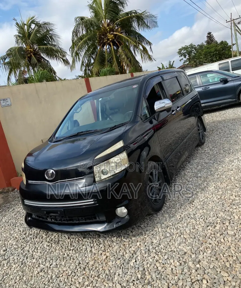 Toyota Voxy ZS 4WD 8-Seater 2013 Black