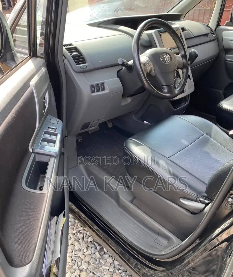 Toyota Voxy ZS 4WD 8-Seater 2013 Black