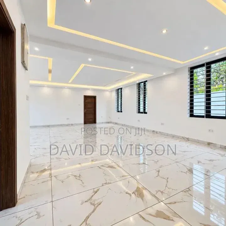 5bdrm House in Modern 5 Bedroom, Tema Metropolitan for sale