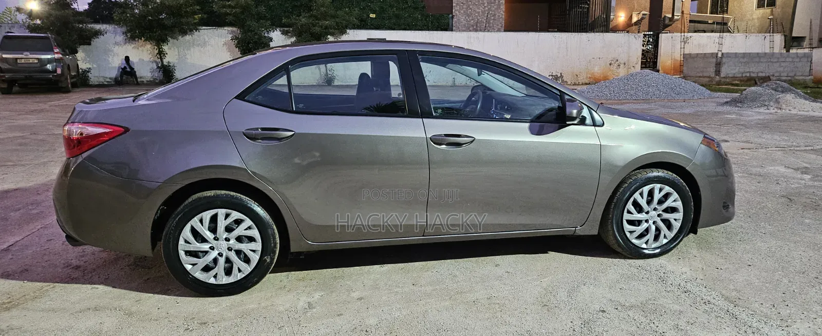 Toyota Corolla LE (1.8L 4cyl 2A) 2018 Brown