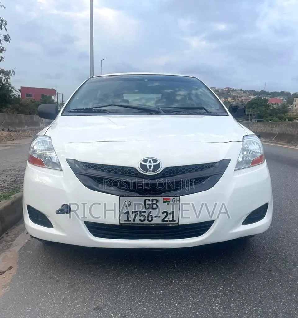 Toyota Yaris Base Sedan 4dr 2010 White