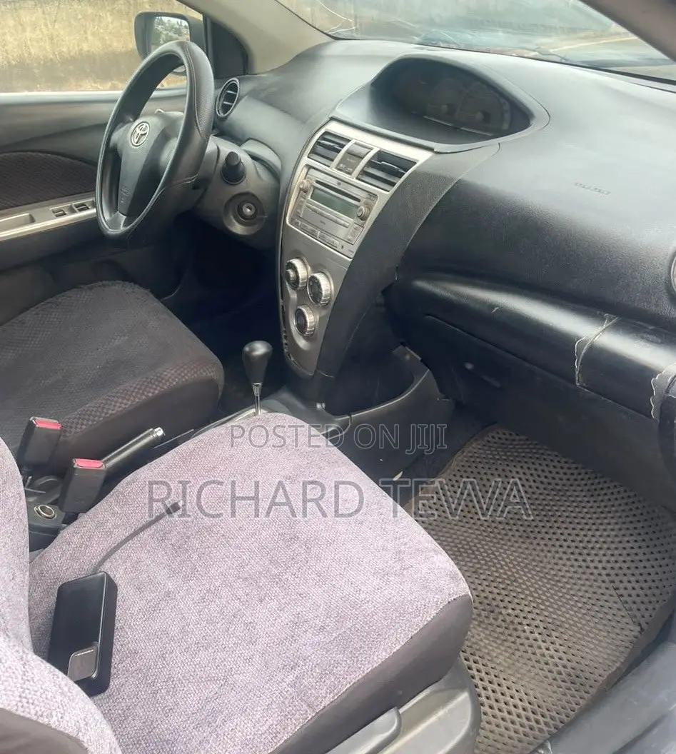 Toyota Yaris Base Sedan 4dr 2010 White
