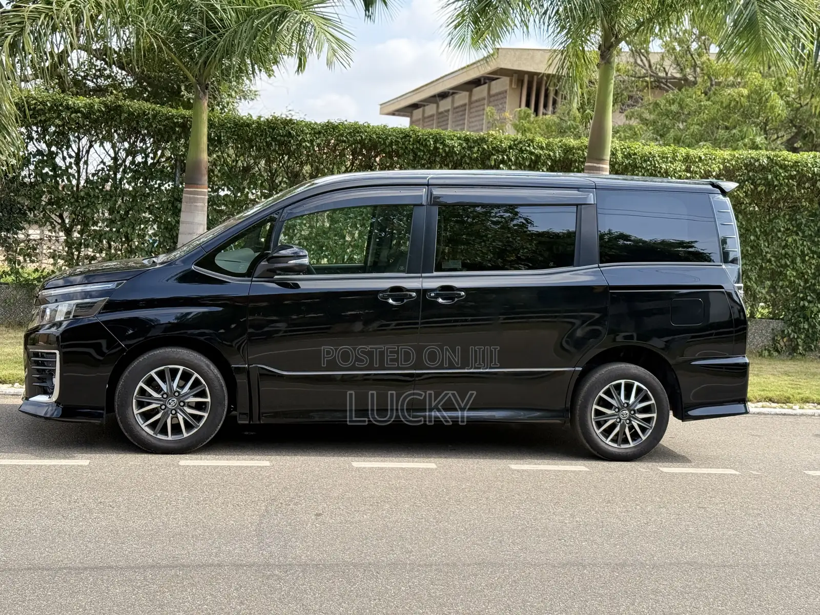 Toyota Voxy V 4WD 7-Seater 2015 Black