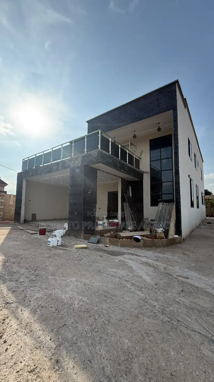 5bdrm House in Bron To Pray Estate, Kumasi Metropolitan for sale