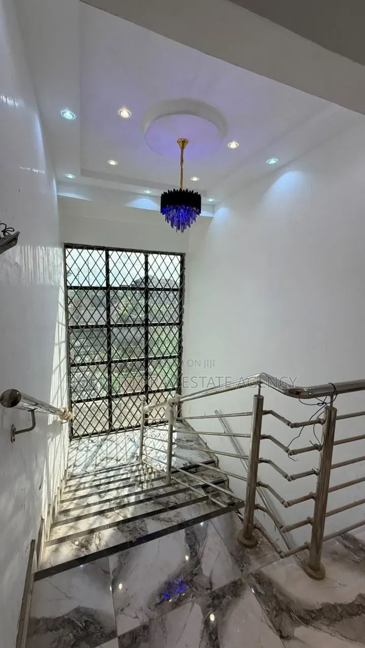 5bdrm House in Bron To Pray Estate, Kumasi Metropolitan for sale