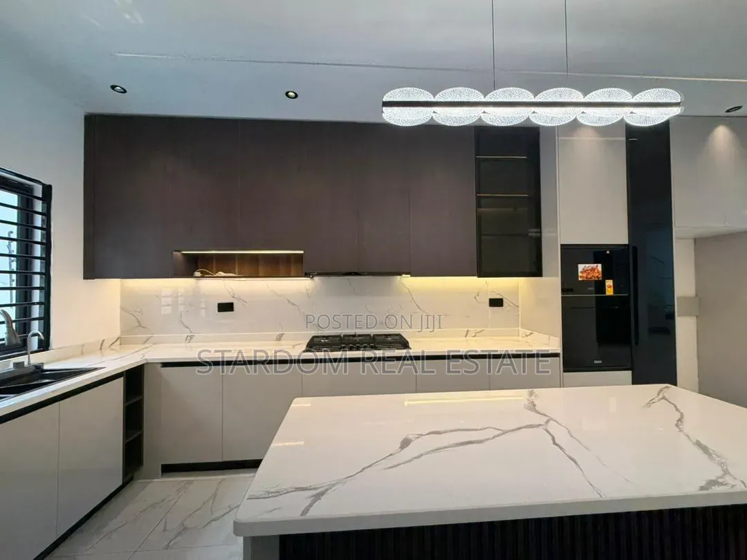 4bdrm Duplex in Lakeside Estate for sale
