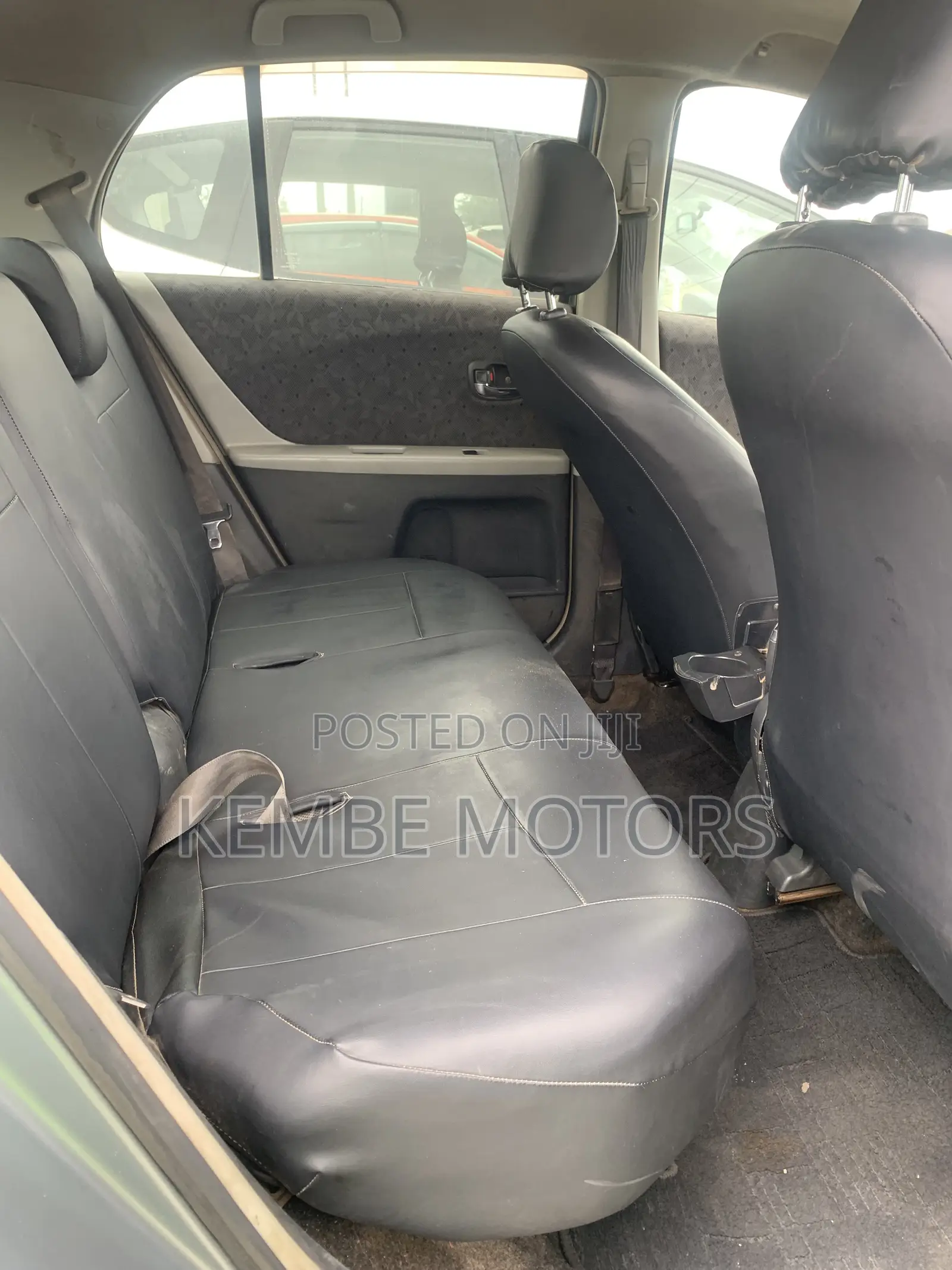Toyota Vitz 2010 Silver