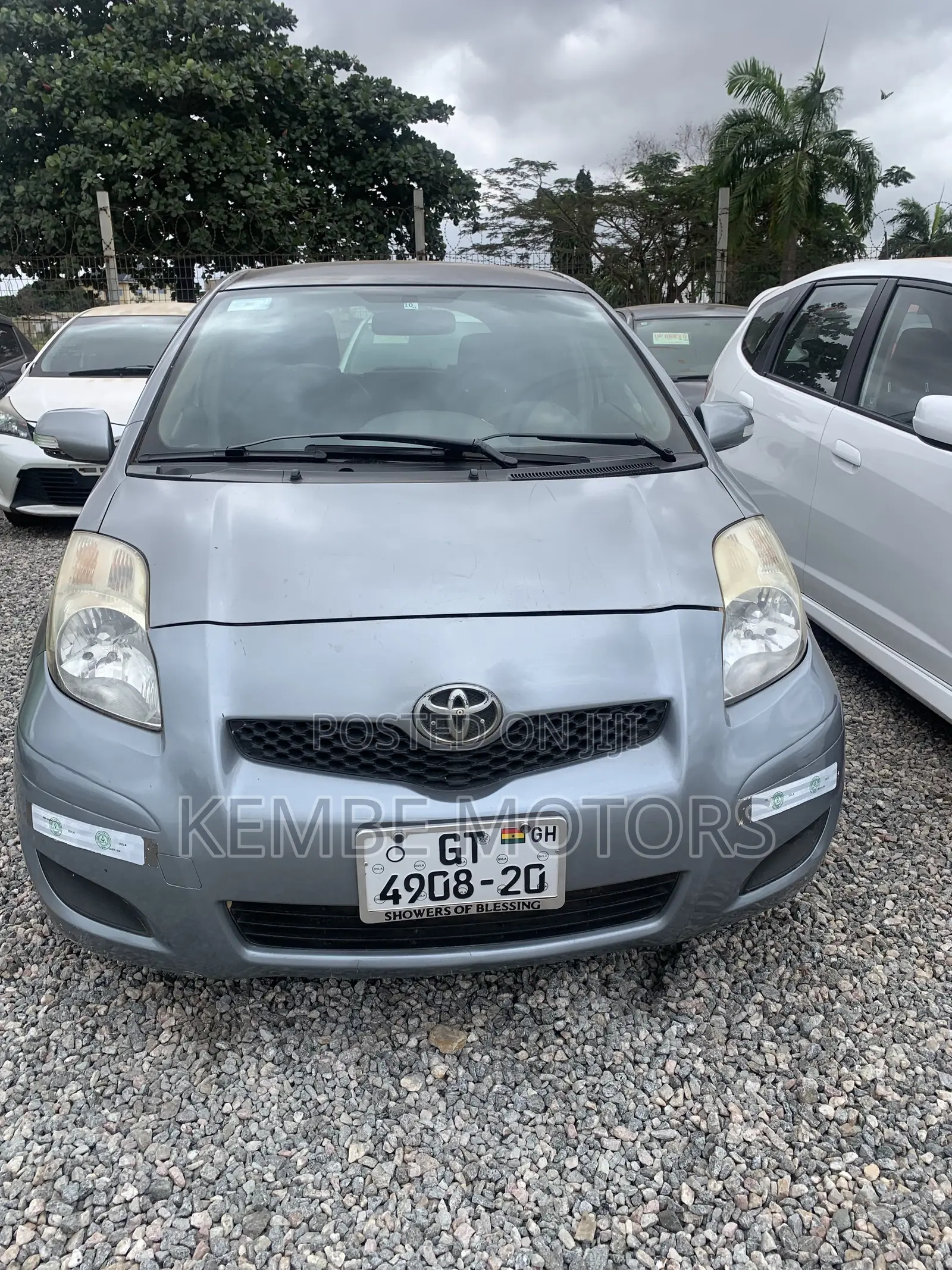 Toyota Vitz 2010 Silver